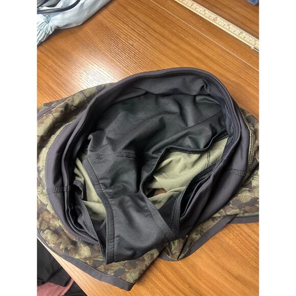 Lululemon Athletica Green Black Camo Print Running Shorts Size US 4 - Picture 5 of 5